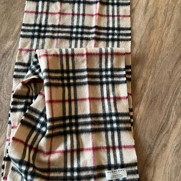 Burberry cashmere scarf like new ! - Picture 4 of 4